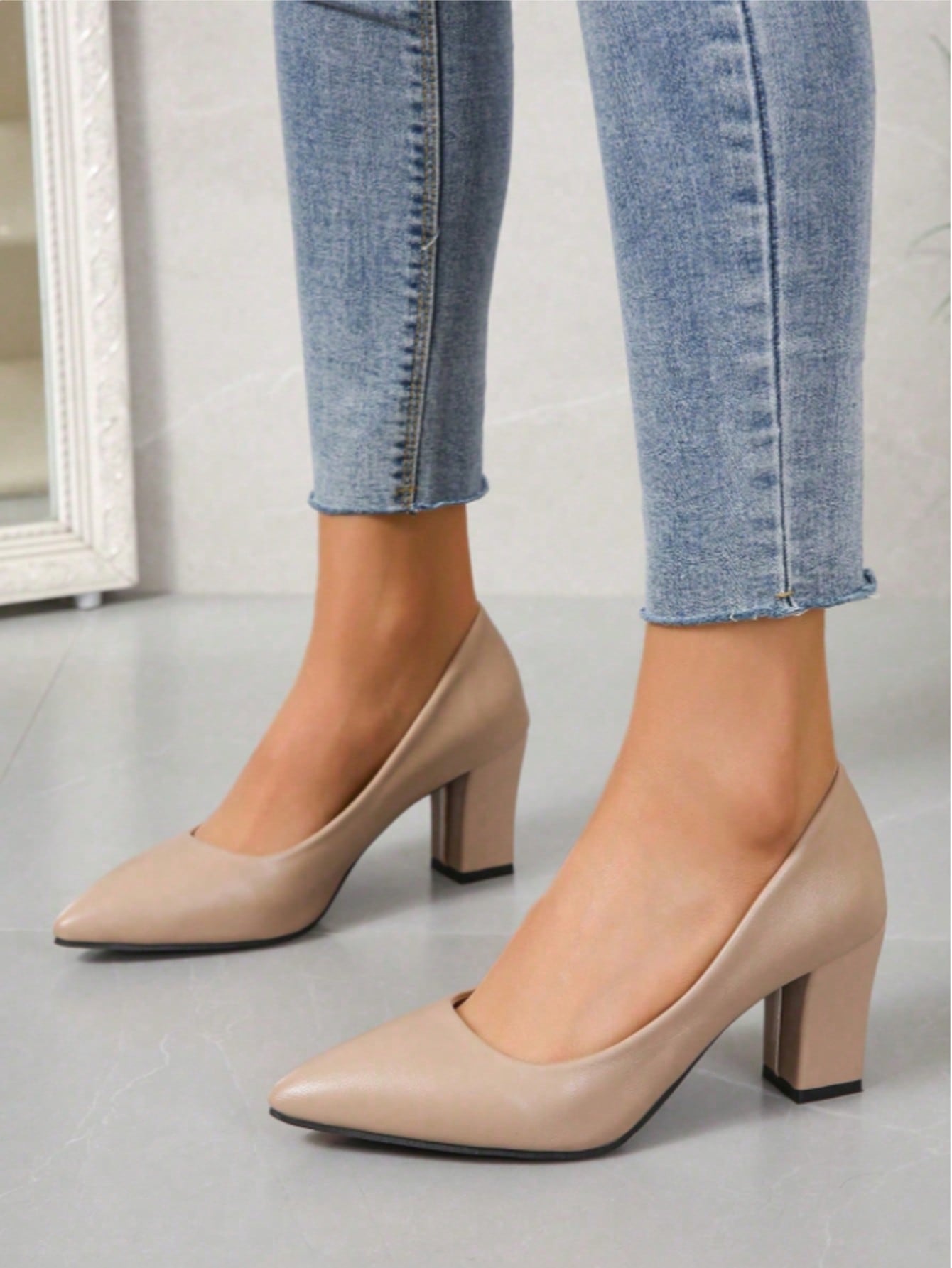 Court Heel Pointed - Sepatu hak tinggi model stiletto dengan